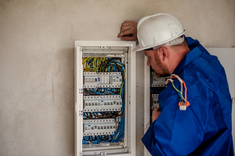 electricite-ROQUEBRUNE SUR ARGENS-min_electrician-2755683